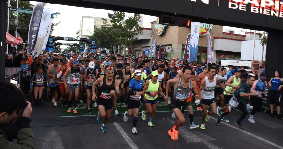 Corredores en el inicio del Maratón Internacional Culiacán 2025 bajo el arco de salida.