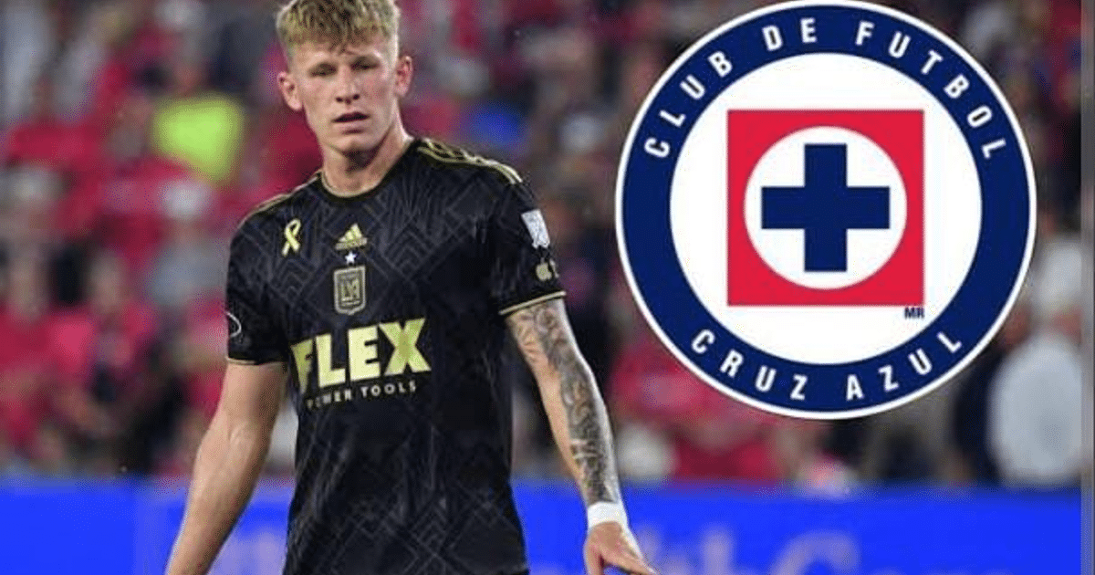 Jugador de Cruz Azul con camiseta negra y detalles dorados en partido de fútbol