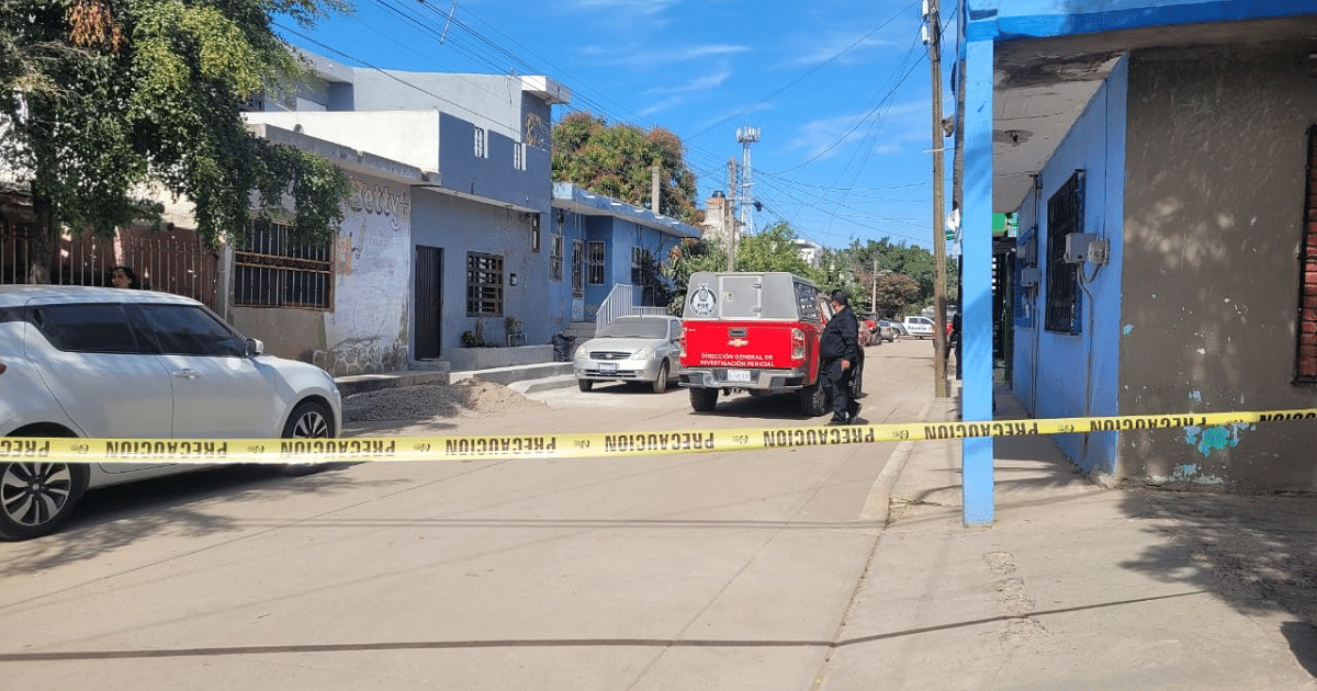 Calle en Mazatlán con vehículo de emergencia y cinta de precaución tras incidente violento.