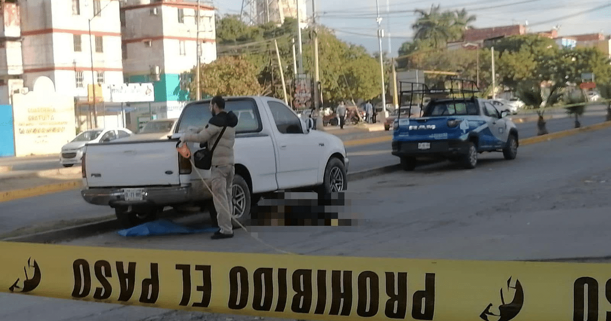 Investigación policial en Mazatlán tras el hallazgo de un cuerpo femenino con signos de violencia.