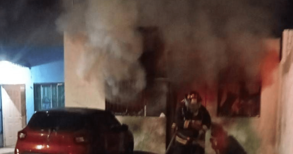 Bombero extinguiendo incendio en Mazatlán tras ataque armado