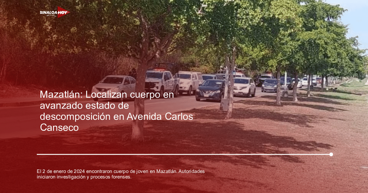 Vehículos de emergencia y patrullas en carretera de Mazatlán tras hallazgo de cuerpo.