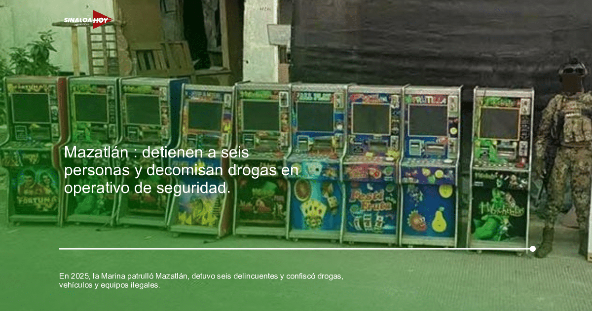 Máquinas tragamonedas incautadas en Mazatlán con un oficial militar de pie al lado.