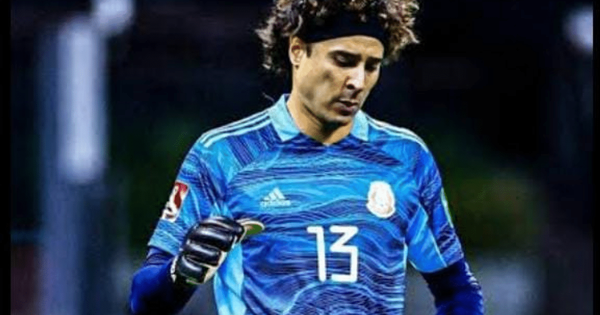 Portero de la selección mexicana con uniforme azul y gorro negro, número 13, en rumores de regreso a la Liga MX.