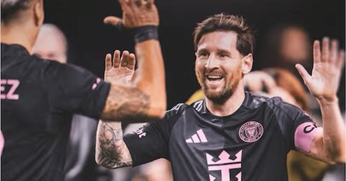 Lionel Messi celebra con un compañero tras anotar un gol de cabeza en el partido entre América e Inter Miami.