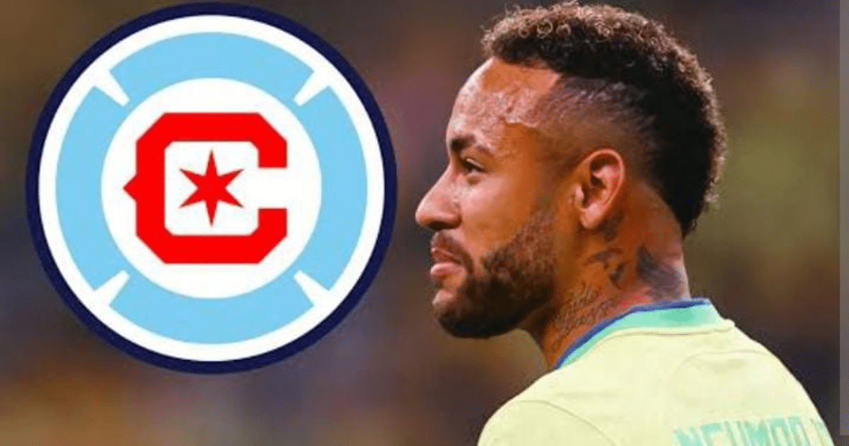 Jugador de fútbol en perfil con logo de equipo en estadio