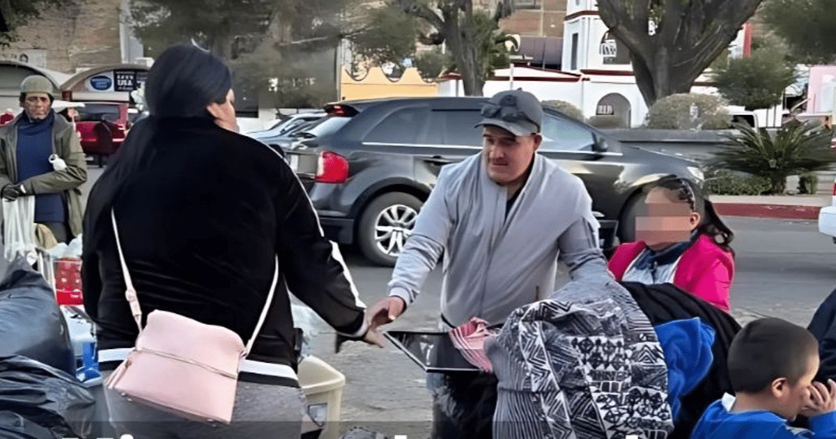 Personas interactuando en un entorno urbano con un vehículo de fondo, reflejando los retos de la migración en Latinoamérica.