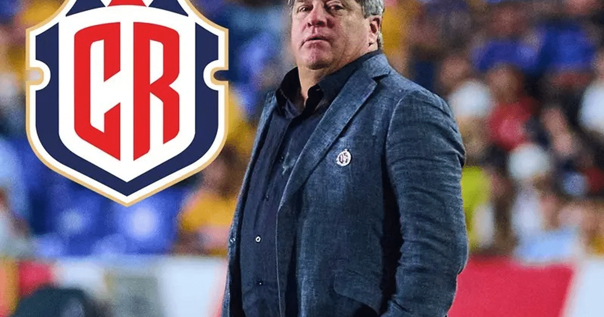 Miguel Herrera, nuevo entrenador de la selección de Costa Rica, en un evento deportivo con el logo 'CR'.