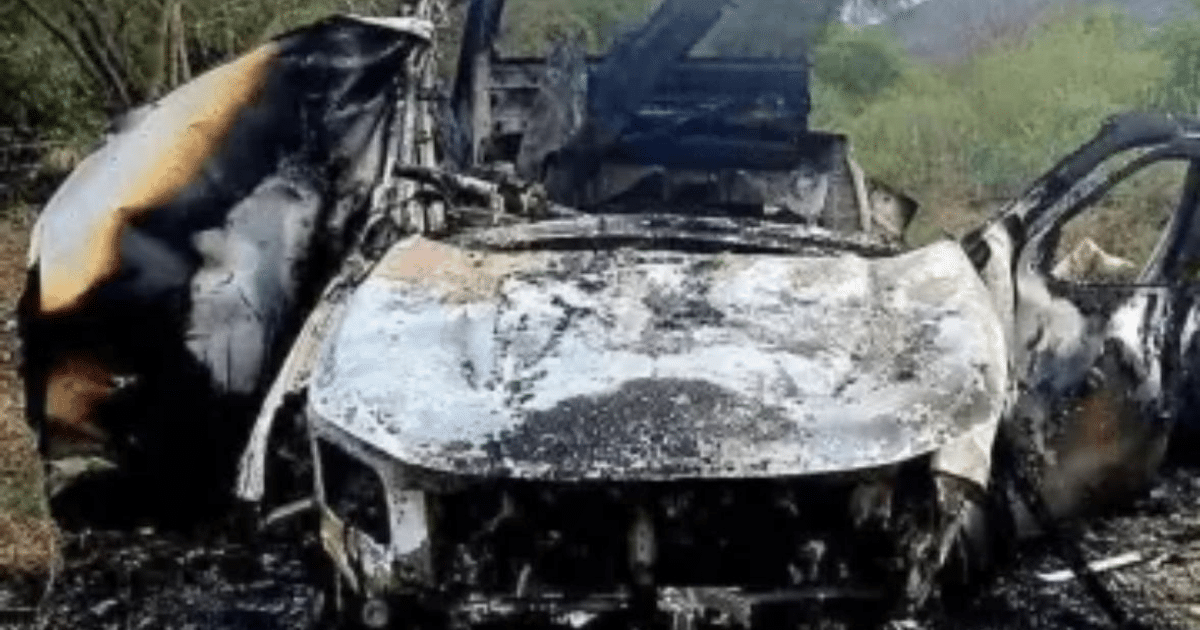 Automóvil quemado tras explosión de mina en Apatzingán, Michoacán.