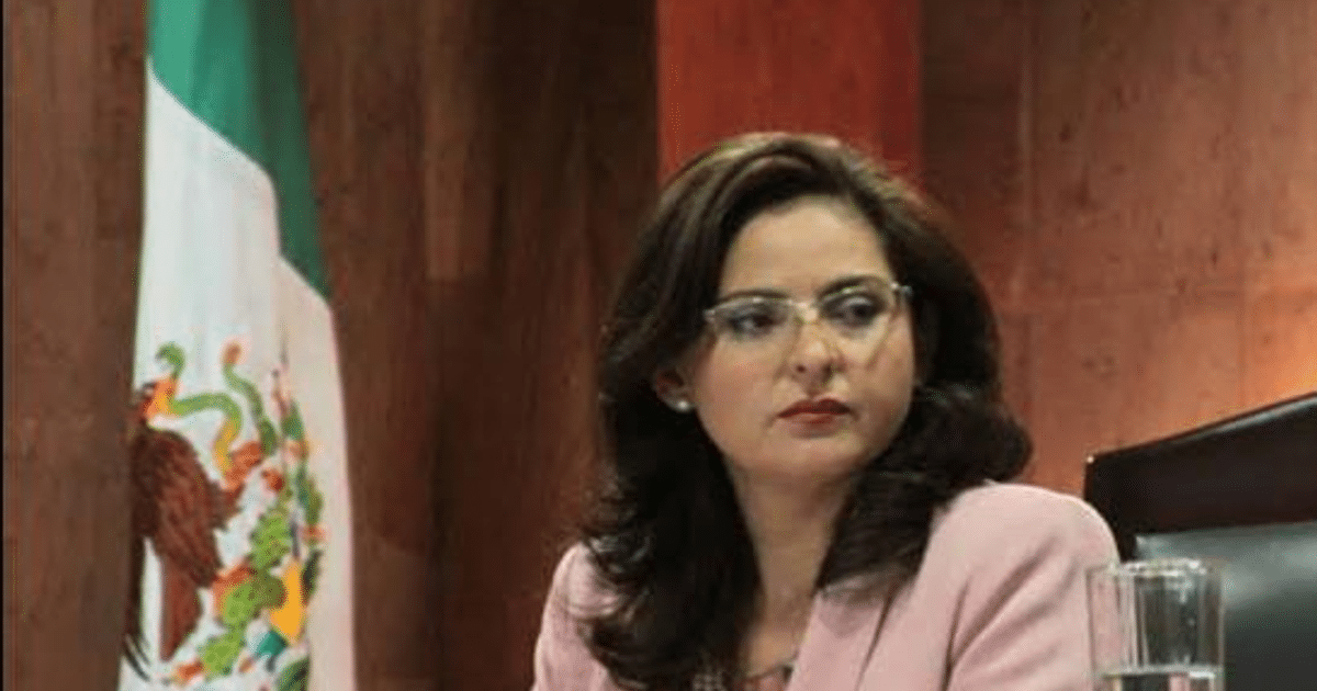 Mónica Soto, presidenta del Tribunal Electoral, en un entorno institucional con la bandera de México al fondo.