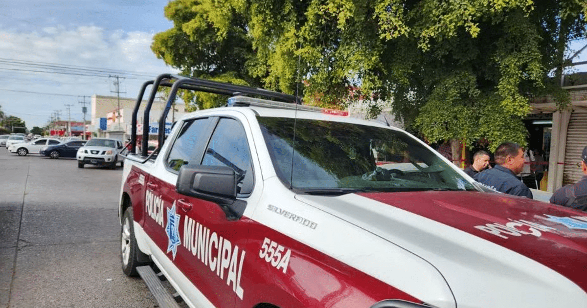 Camioneta de la policía municipal de Los Mochis en un entorno urbano.