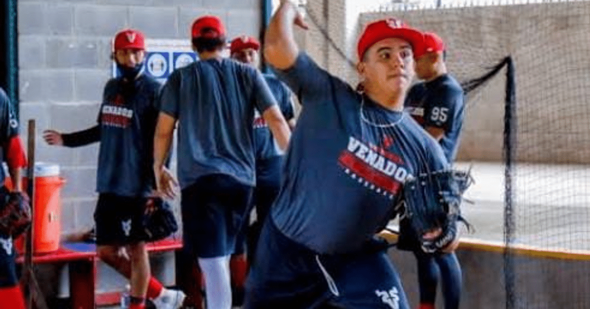 Jugadores de los Venados de Mazatlán entrenando en una instalación deportiva, con un lanzador en acción y compañeros observando.