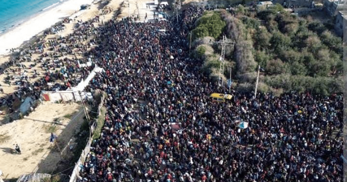 Multitud reunida en la reapertura del corredor de Netzarim cerca de una playa