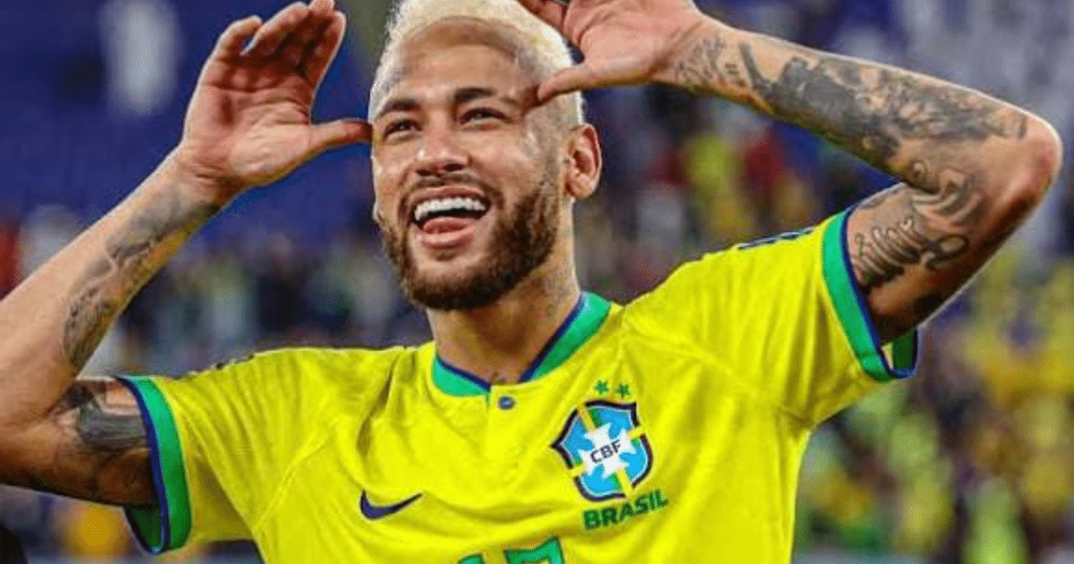 Neymar celebrando con la camiseta amarilla de Brasil, sonriendo y con las manos en la cabeza.
