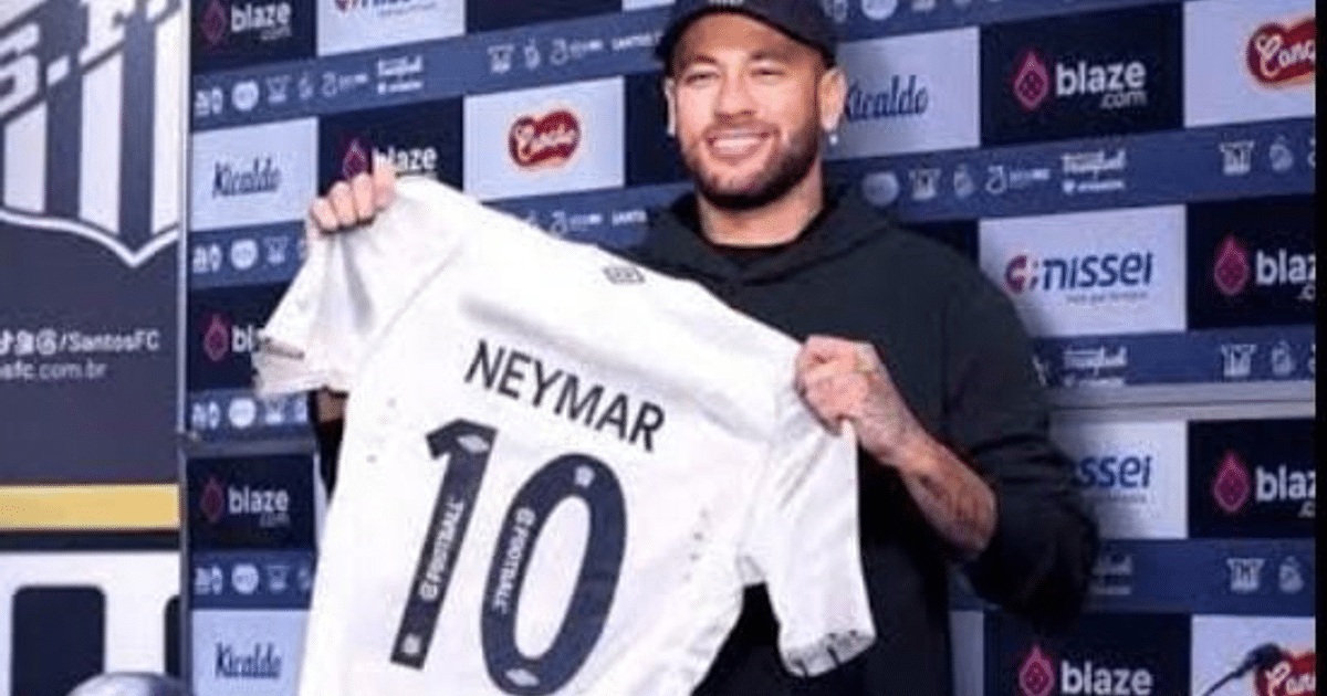 Neymar sosteniendo la camiseta del Santos FC con el número 10 en un evento de presentación.