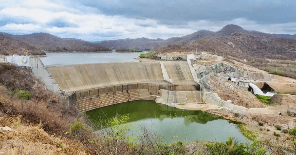 Represa en Sinaloa con estructuras de concreto y paisaje árido, reflejando la crisis hídrica.