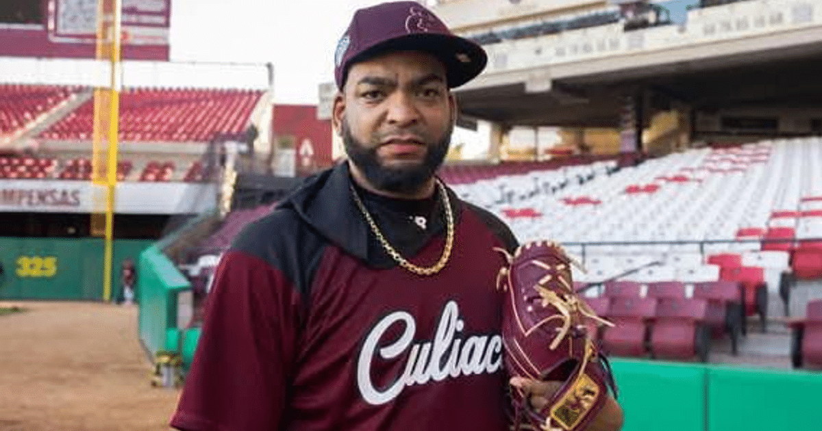 Odrisamer Despaigne con camiseta burdeos de los Tomateros de Culiacán en un estadio vacío