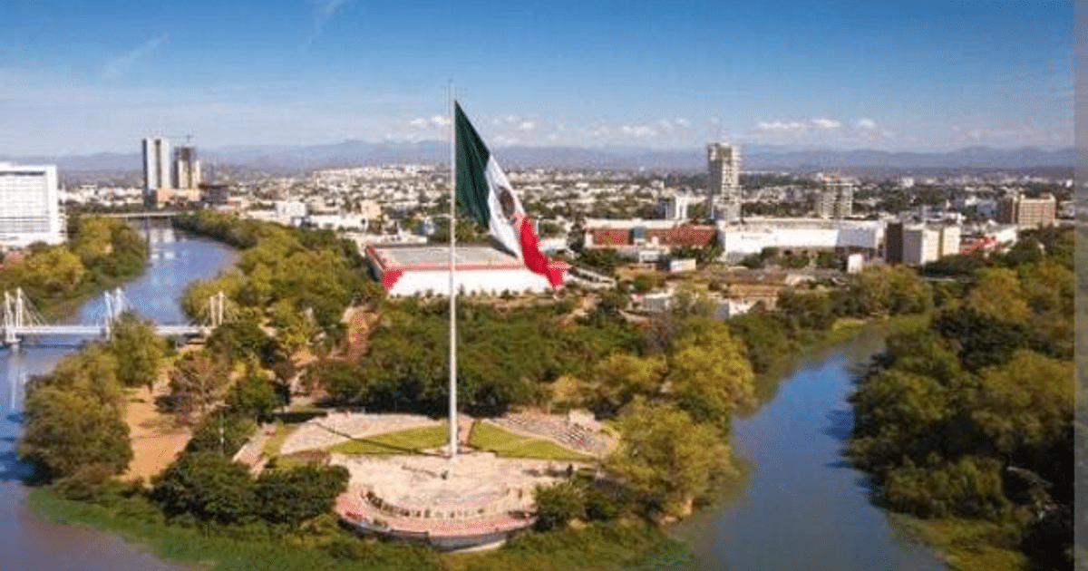 Paisaje urbano de Culiacán con puente, parque y bandera mexicana