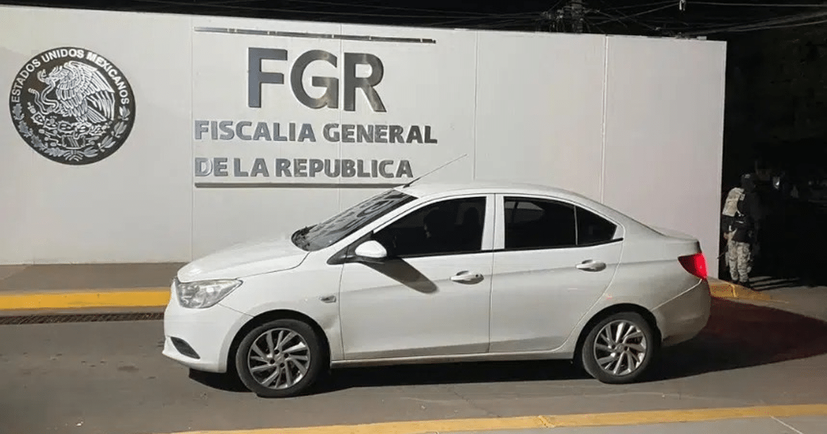 Automóvil blanco frente a la Fiscalía General de la República durante operativo nocturno en Culiacán.