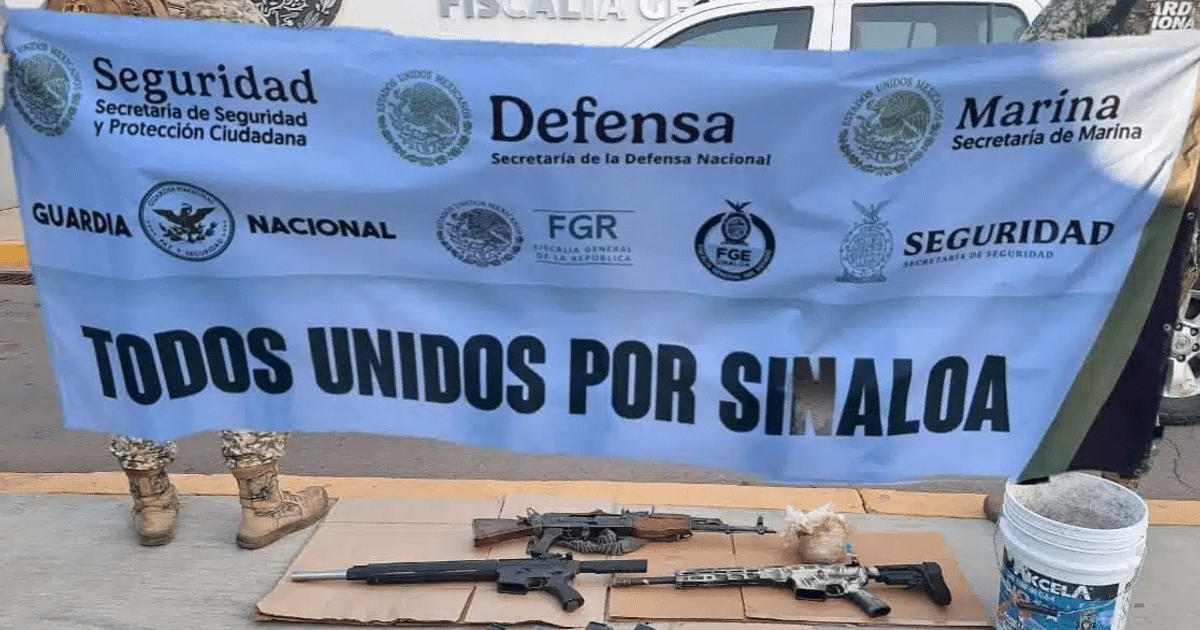 Banner 'TODOS UNIDOS POR SINALOA' con logotipos de seguridad y armas en el suelo, relacionado con operativo en Culiacán.