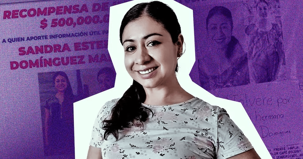 Mujer sonriente con cartel de recompensa por Sandra Domínguez en el fondo
