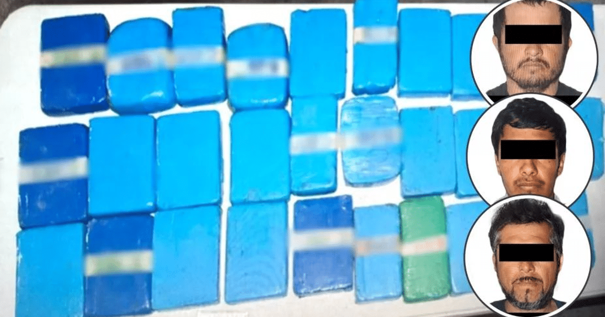 Bloques de material azul y retratos de personas relacionados con un operativo antidrogas en el Pacífico.