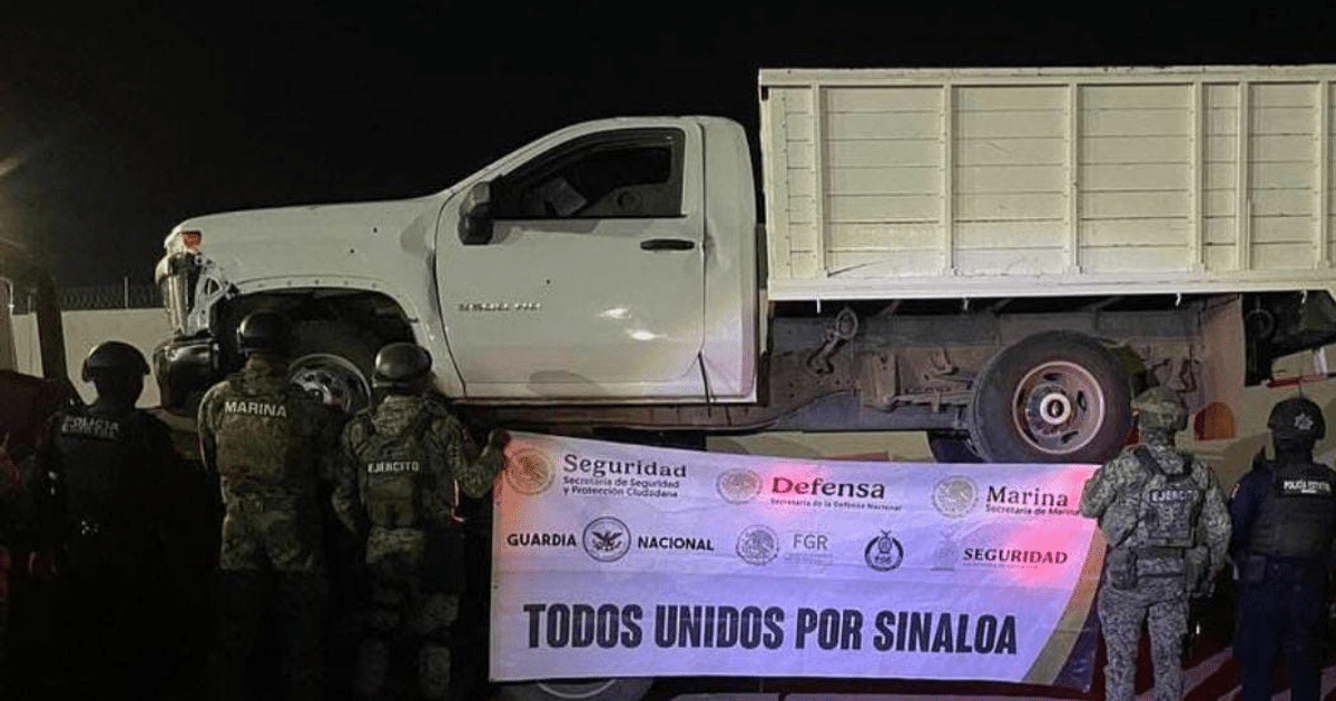 Camión blanco elevado con fuerzas de seguridad y pancarta 'TODOS UNIDOS POR SINALOA' en operativo nocturno en Culiacán.