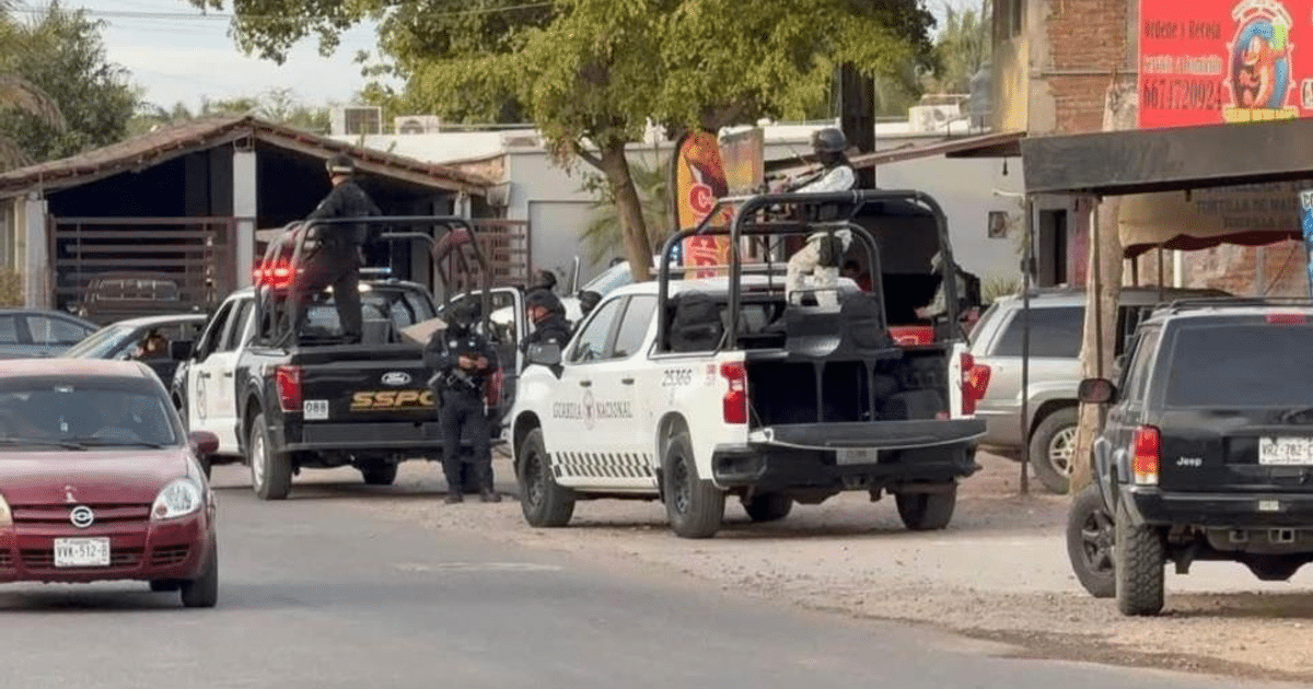 Camionetas de policía y oficiales en operativo en Culiacán