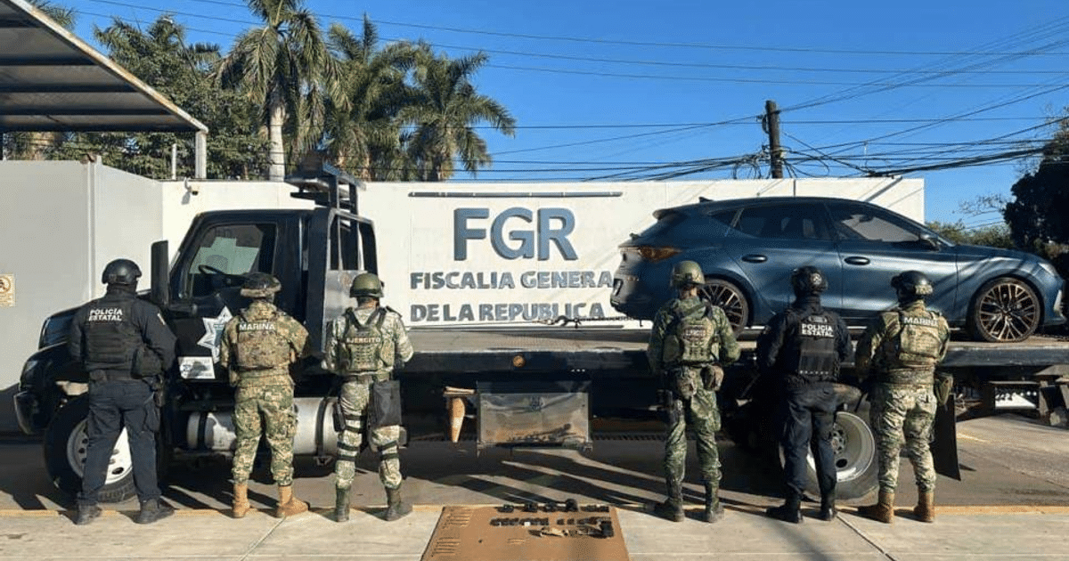 Fuerzas de seguridad mexicanas frente a un camión de la FGR durante un operativo en Culiacán