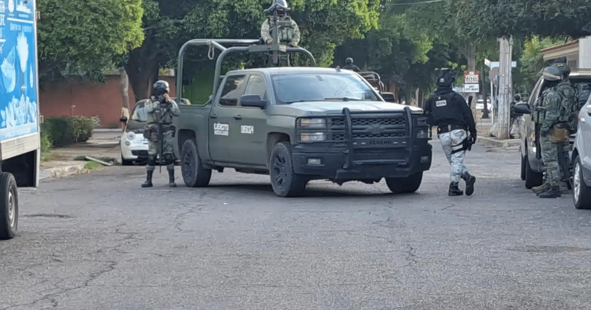 Operativo de seguridad en Villa Bonita, Culiacán, con vehículo militar y personal en uniforme de combate.