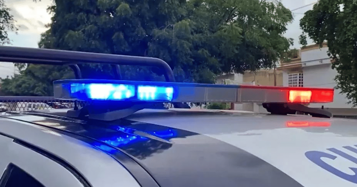 Patrulla policial con luces encendidas en un entorno urbano, relacionada con un operativo en Culiacán.