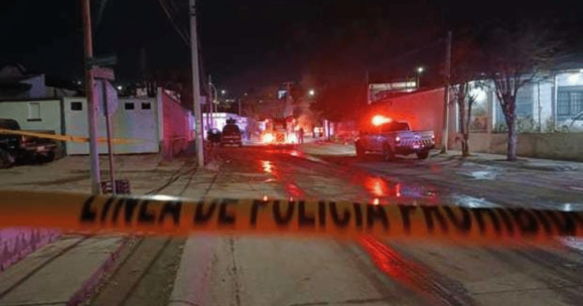 Cinta de policía en escena nocturna con luces de emergencia en Villa Bonita, Culiacán.
