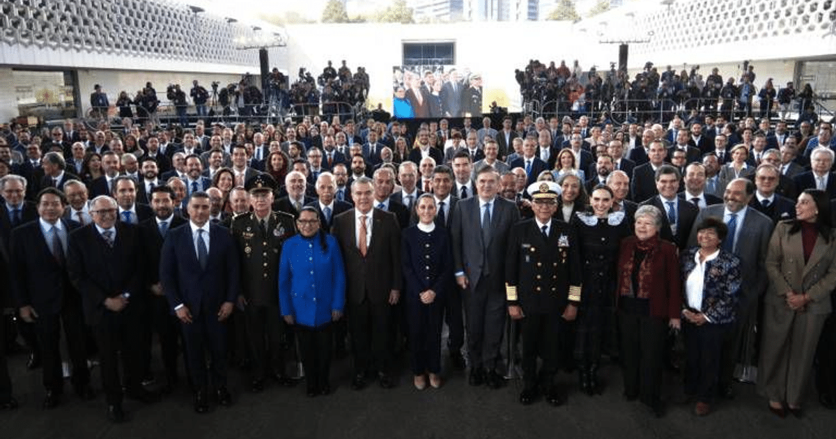 Grupo de personas en evento formal de presentación del Plan México para el Crecimiento Económico.