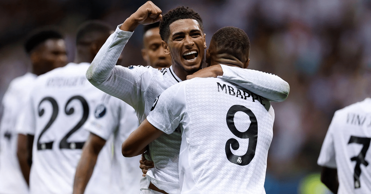 Jugadores de fútbol celebrando con camisetas blancas en un partido de la Champions League.
