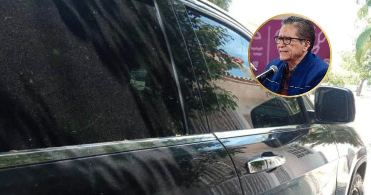 Vehículo negro con polarizado oscuro y persona hablando en micrófono en Sinaloa.