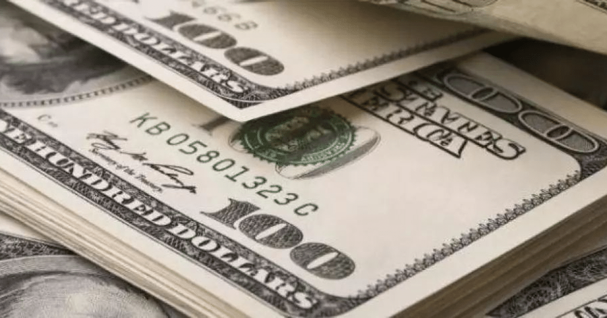 Billetes de cien dólares apilados, mostrando detalles de números y diseño característico.