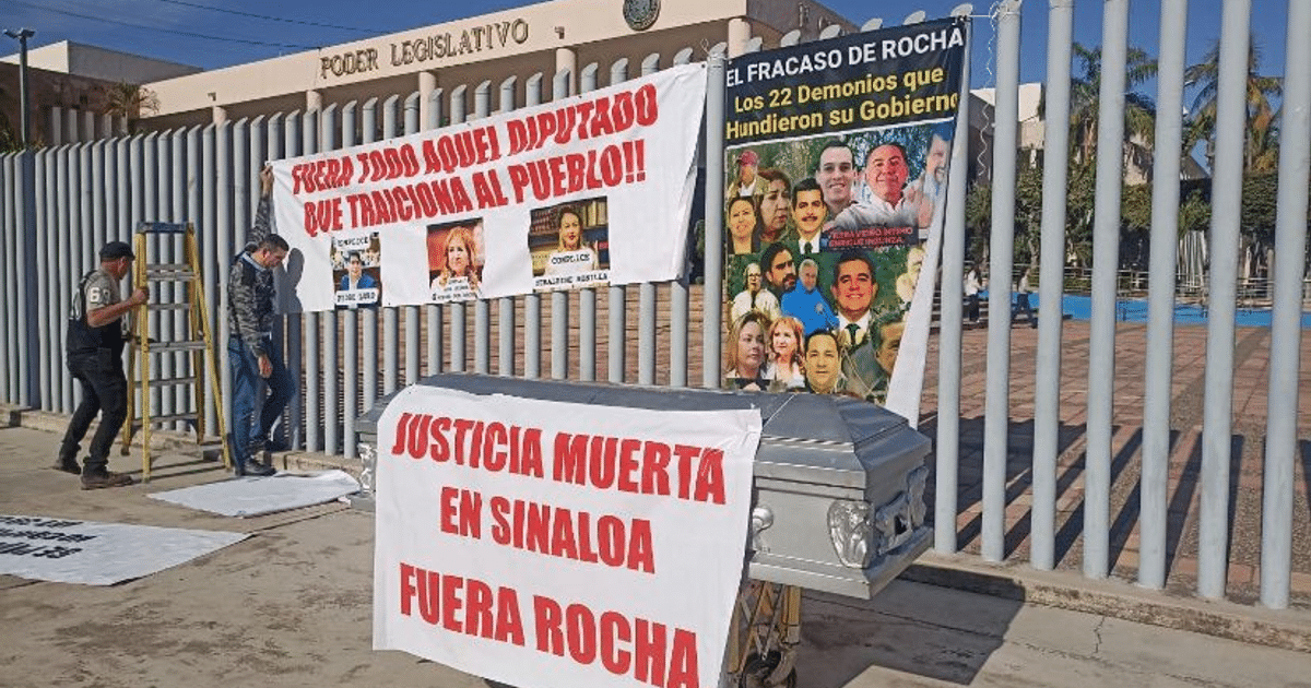 Protesta en Culiacán frente al Congreso del Estado con pancartas y féretro simbólico