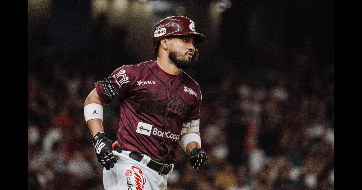 Ramón Ríos, jugador de béisbol de los Tomateros, en el campo durante un partido contra los Cañeros.