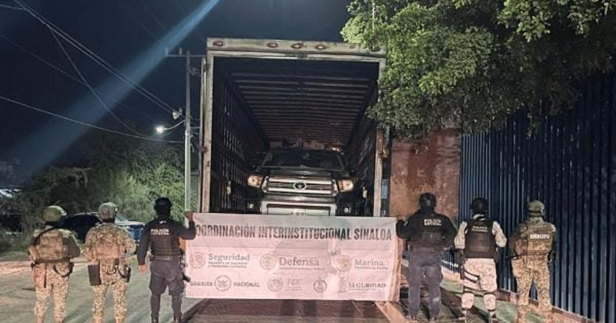 Fuerzas de seguridad mexicanas en operativo nocturno frente a camión de carga