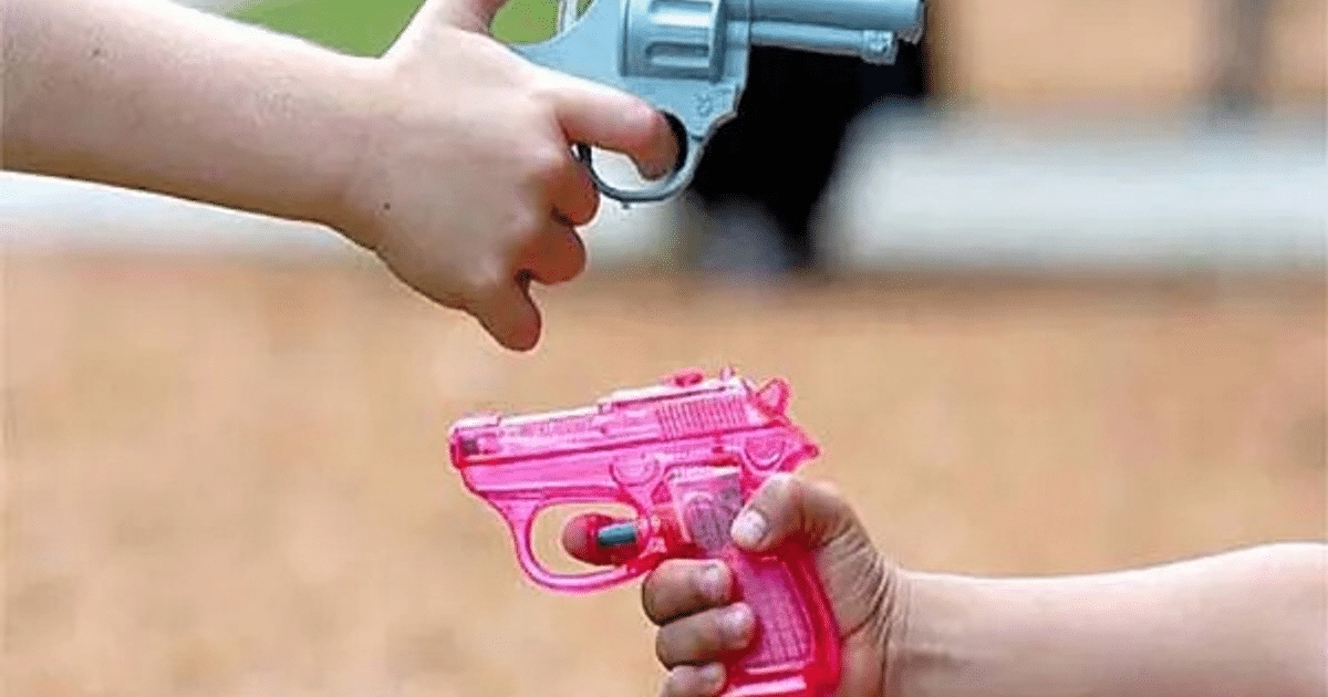 Dos manos sosteniendo pistolas de juguete, una azul y otra rosa, en el contexto de la regulación de juguetes en Sinaloa.