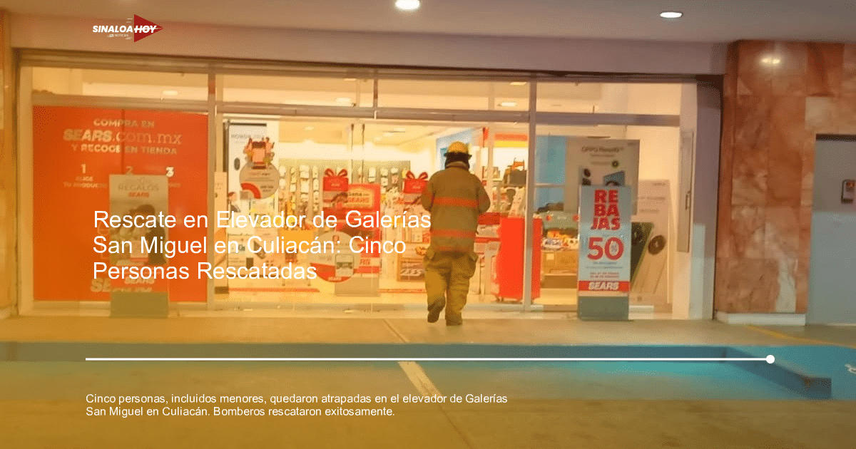 Bombero caminando hacia la entrada de Sears en un centro comercial durante un operativo de rescate.