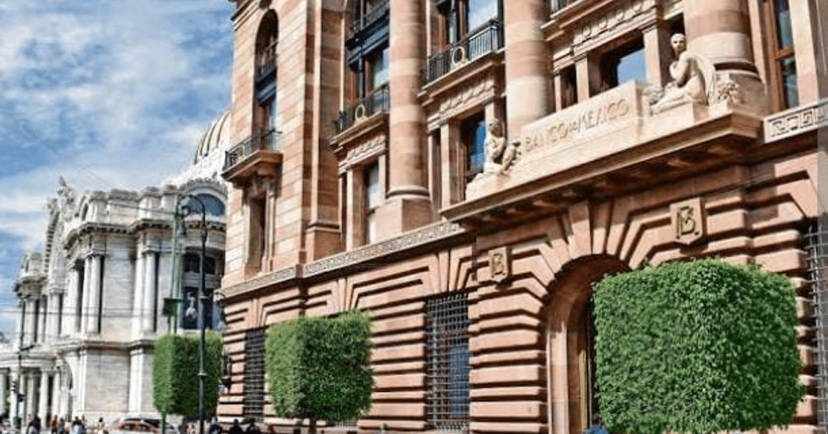 Edificio con columnas y esculturas, simbolizando el crecimiento económico de México.