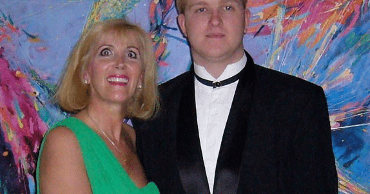 Dos personas en un evento con fondo colorido, posiblemente en homenaje a Rory Sykes.