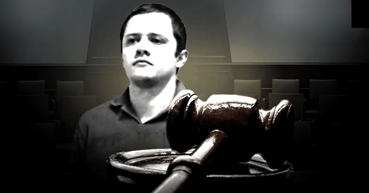 Persona en sala de justicia con mazo de juez, simbolizando el sistema judicial.