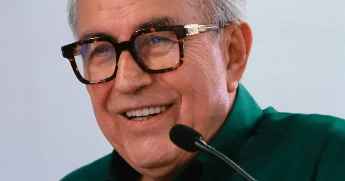 Persona sonriente con gafas en un evento en Sinaloa