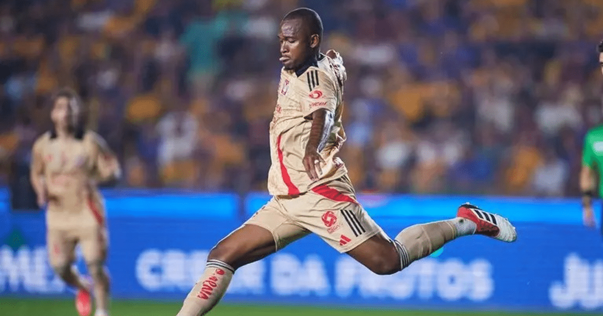 Samir Caetano, jugador de Mazatlán FC, en acción durante un partido de fútbol.