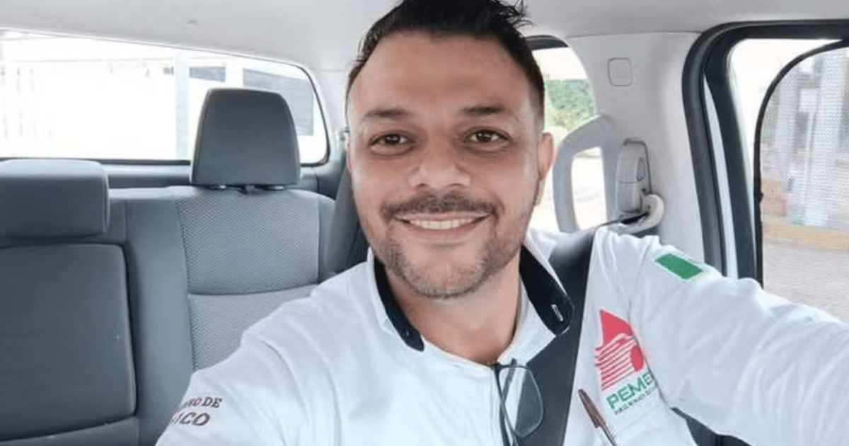 Hombre sonriendo dentro de un automóvil, relacionado con el secuestro de periodista en Veracruz.