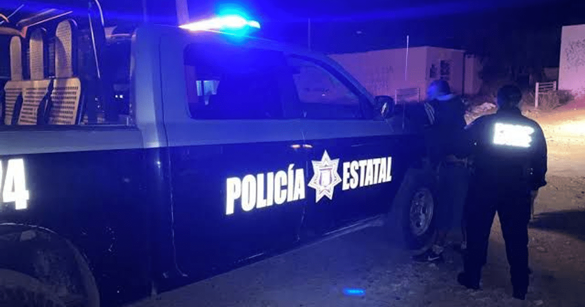 Camioneta de policía estatal con luces encendidas durante una intervención nocturna en Culiacán.