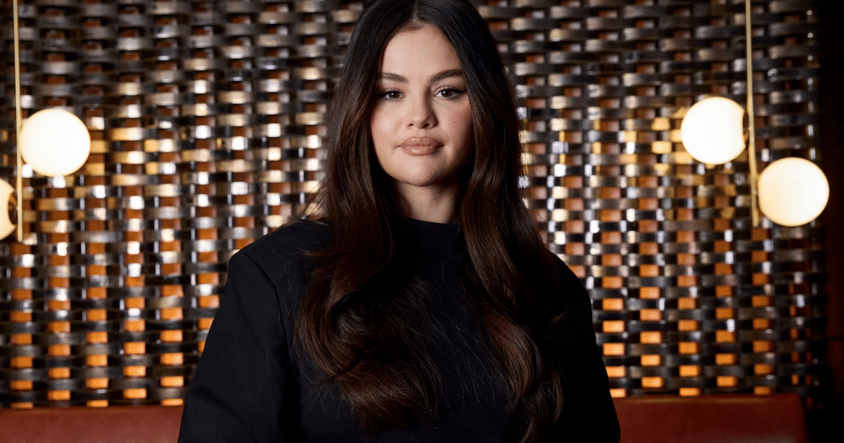 Persona de cabello largo y oscuro frente a un fondo texturizado, relacionada con Selena Gómez y la crisis de deportaciones.