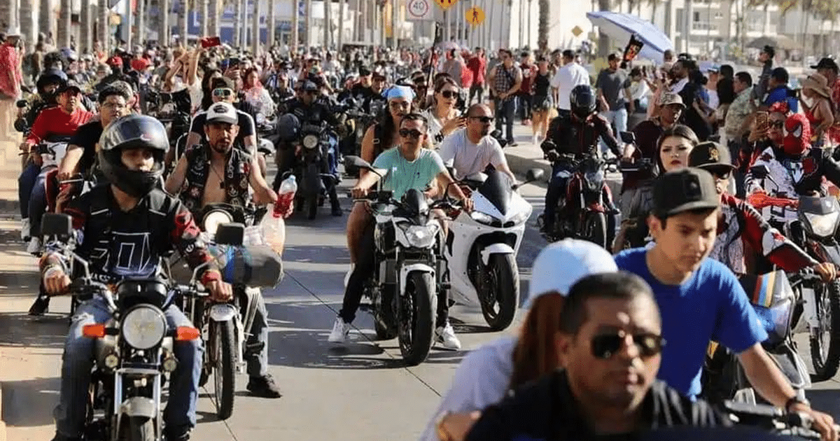 Grupo de motociclistas en evento festivo en Mazatlán, Semana Internacional de la Moto 2025